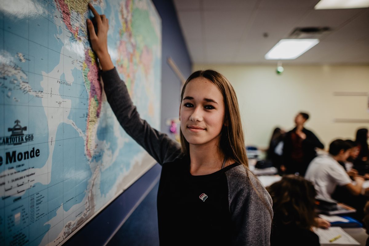 Image étudiante en classe devant une carte